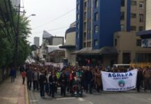 Asistentes de la educación marchan en Puerto Montt en demanda de dineros adeudados y reconocimiento al derecho de zona