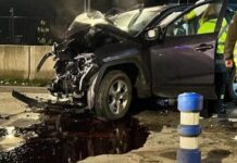 Conductor muere tras chocar su vehículo con bloque de cemento en peaje de Calbuco