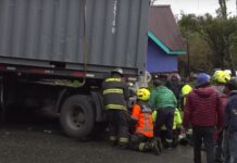 Mujer de 22 años sobrevivió tras ser arrollada por camión de alto tonelaje en Ancud