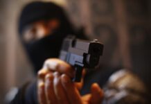 Cuatro sujetos a rostro cubierto y con arma de fuego ingresan violentamente a domicilio en sector La Vara