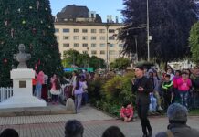 Familias osorninas disfrutaron de show cultural previo al encendido del árbol de Navidad