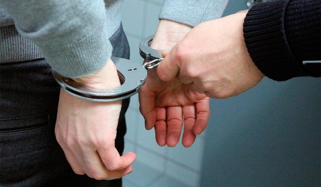 la_policia_pone_las_esposas_a_un_detenido_efe