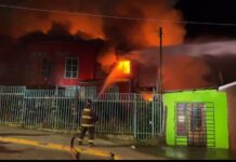 Incendio destruye el Hogar de Cristo de Castro y 13 usuarios logran salir ilesos