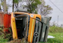 Un conductor falleció tras volcar a bordo de su camión en la Ruta 215 hacia Puyehue