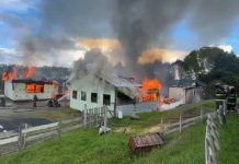 Estudiantes se quedan sin clases en Chonchi, tras un voraz incendio que destruyó su escuela