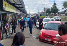 Adulta mayor estrelló su auto contra un local comercial en Barrio Lynch: no hubo lesionados