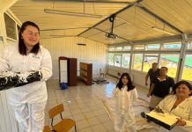 Apoderados y alumnos colaboran pintando dependencias de la escuela Claudio Arrau en Osorno