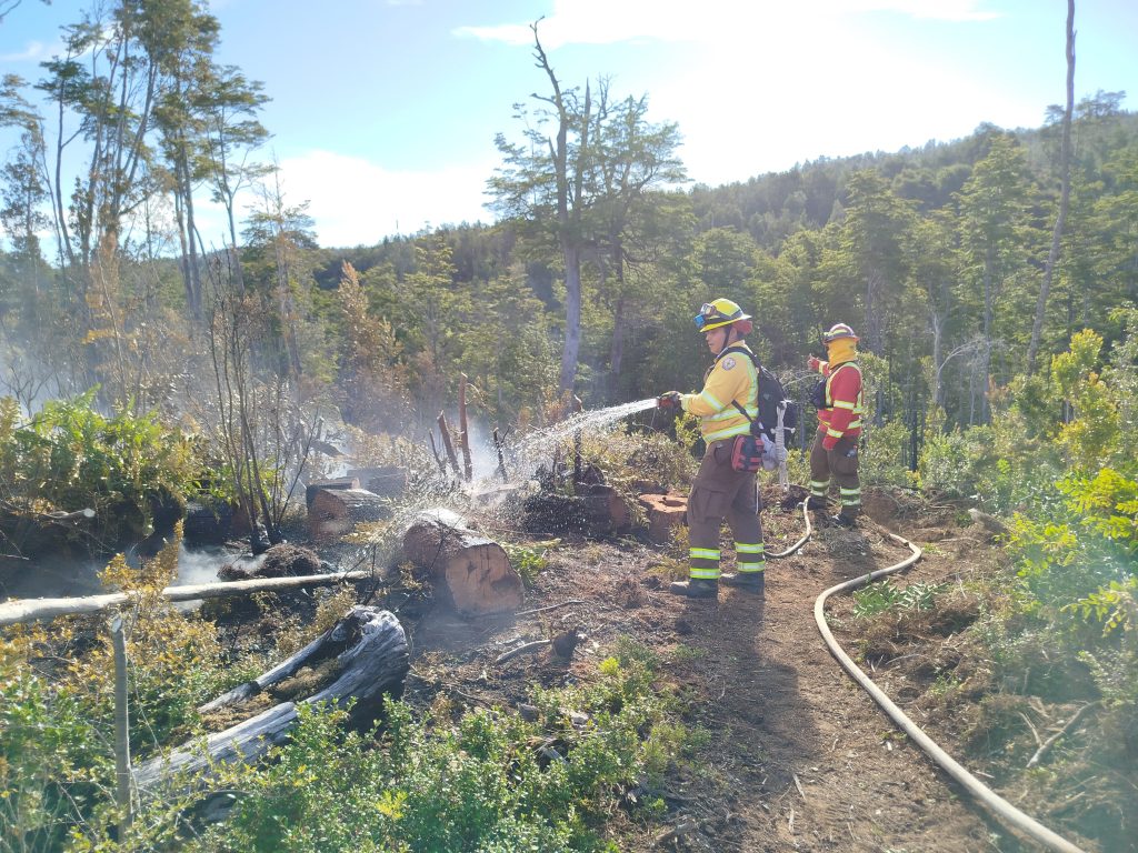 Continúa el combate del incendio forestal en San Juan de la Costa ...