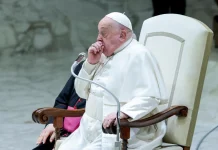 El papa fue ingresado al hospital