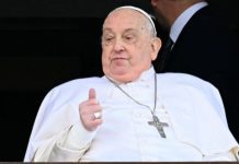 Papa Francisco reaparece públicamente tras cinco semanas de internación