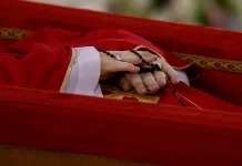 El Papa Francisco ya recibe el adiós de los fieles en la basílica de San Pedro