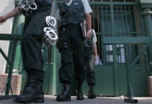 Gendarmes son atacados por presos mapuches en Temuco: Les lanzaron objetos contundentes y agua hirviendo