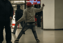 Juez dice que menor que lesionó con un cuchillo a un adulto, agredió a policías y cometió abuso sexual fue detenido de manera «ilegal»