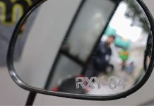 Molestia de conductores y expertos pone en tela de juicio la norma que obliga el grabado de patentes: desde Transportes se defienden