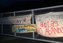Apoderados del colegio público de Palena se toman el recinto que fue clausurado por insalubre