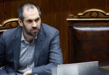 Fraccionamiento pesquero: Grau no logra controlar el intenso fuego y carece de respaldo para subsanar el error