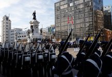 Más de mil efectivos marcan desfile por Glorias Navales en Valparaíso