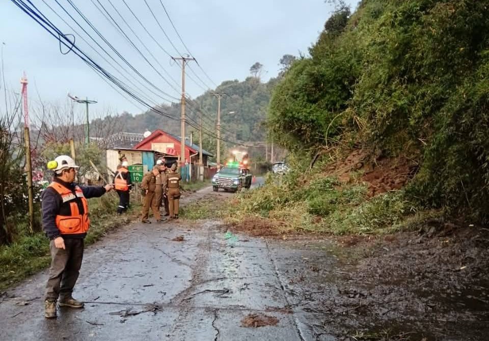 Derrumbe bloquea ruta Chinquihue afectando el paso en zona crítica en Puerto Montt