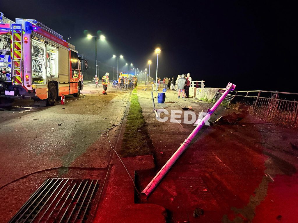 Motor terminó en la playa tras violento choque en Puerto Montt