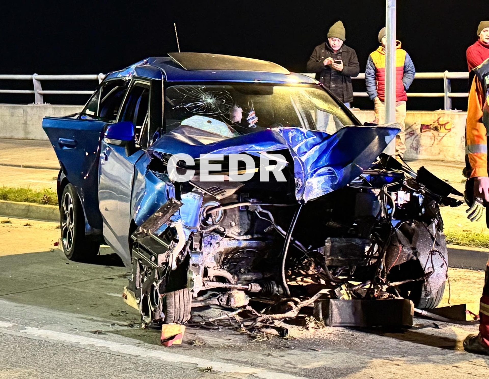 Motor terminó en la playa tras violento choque en Puerto Montt - RadioSago