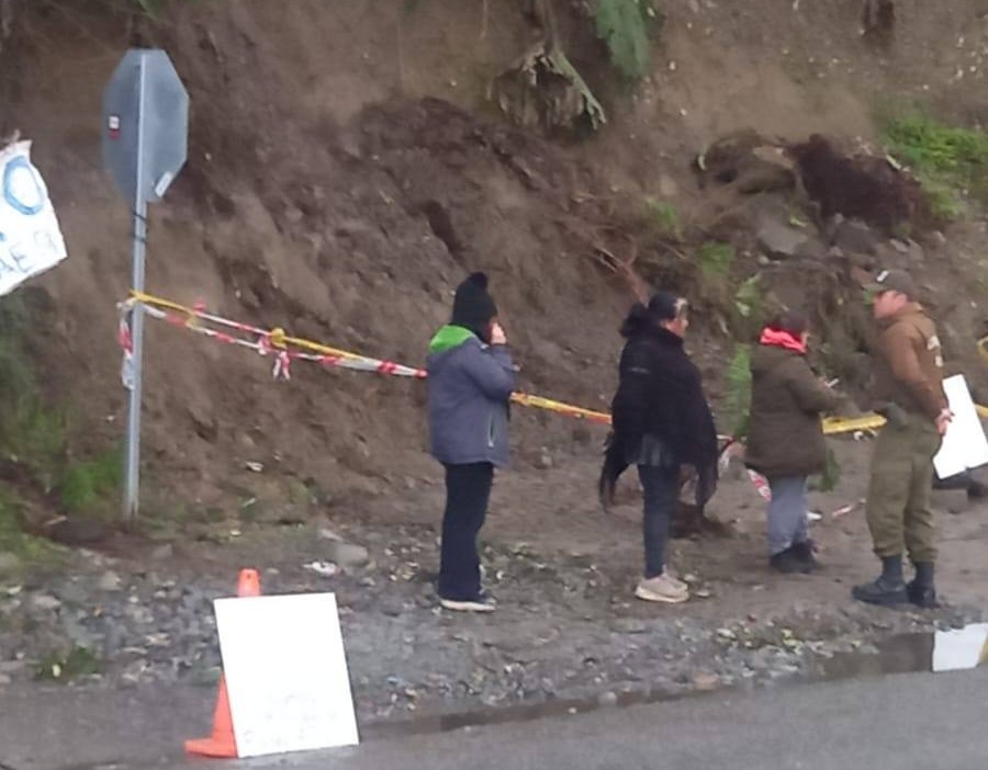 Vecinos de Piedra Azul advierten peligro de deslizamientos: temen tragedia en la Ruta Austral
