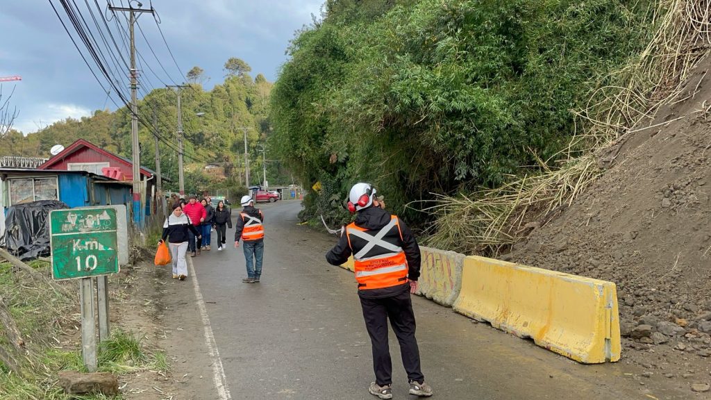 Municipio de Puerto Montt cierra Ruta Chinquihue por riesgo de nuevos derrumbes