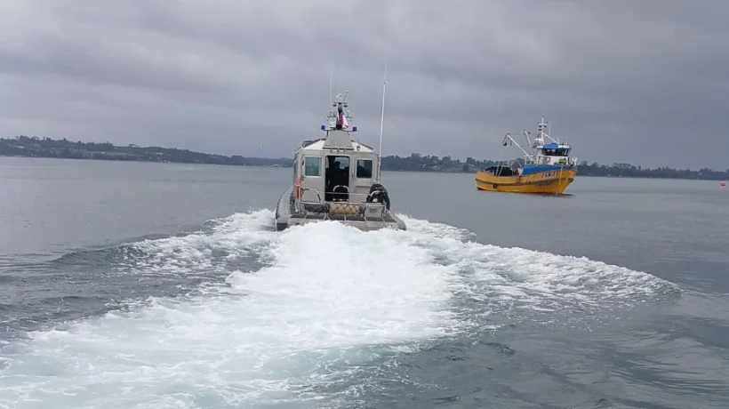 Cinco personas rescatadas con vida tras hundimiento de velero en Calbuco