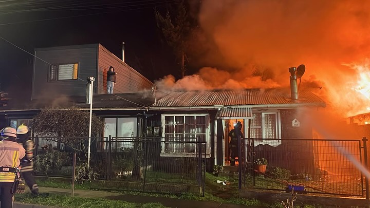 Incendio destruye cuatro viviendas en la población Vista Hermosa de Frutillar