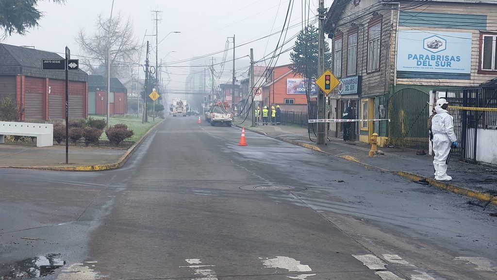 Tránsito por calle Mackenna en Osorno se mantiene interrumpido tras peritaje por incendio