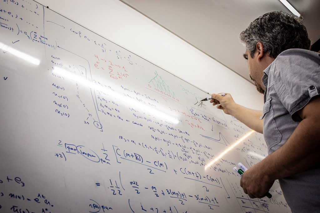 Investigadores de la UACH usan modelo matemático para descifrar patrón de las olas en las costas de Chile