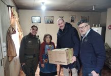 Falabella recompensó a abuelitos de Purranque que devolvieron computadores que les llegaron por error