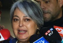 «Ese tema no está sobre la mesa»: Jara descarta suspender su militancia en el PC