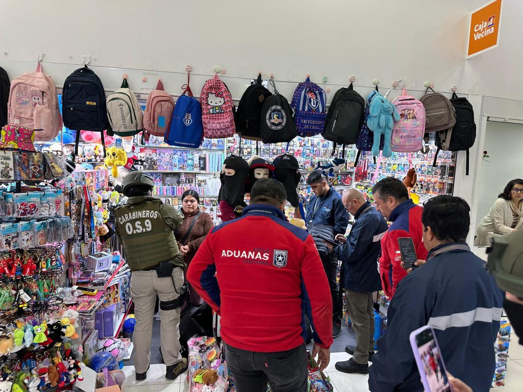 Incautan productos falsificados desde el Mall Costanera en Puerto Montt: Nueve extranjeros detenidos