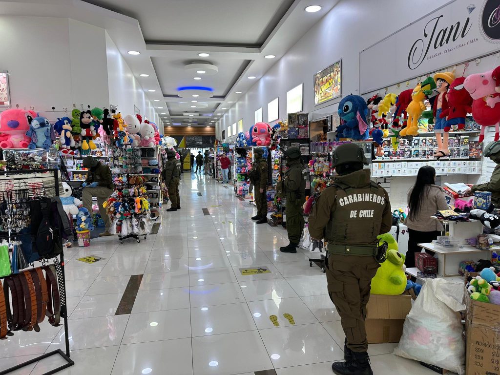 Incautan productos falsificados desde el Mall Costanera en Puerto Montt: Nueve extranjeros detenidos
