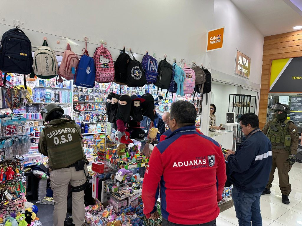 Incautan productos falsificados desde el Mall Costanera en Puerto Montt: Nueve extranjeros detenidos