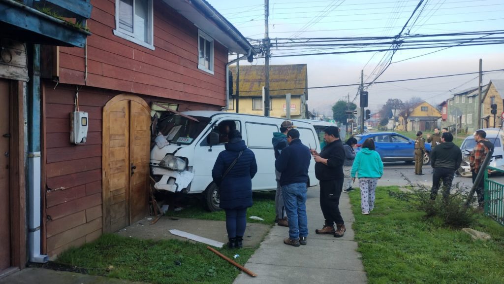 Colisión en Rahue Bajo dejó daños en vehículos y una vivienda