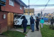Colisión en Rahue Bajo dejó daños en vehículos y una vivienda