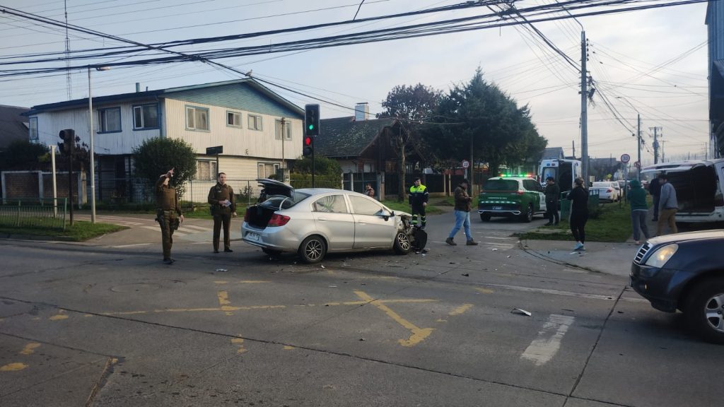 Colisión en Rahue Bajo dejó daños en vehículos y una vivienda