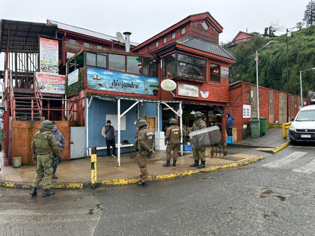 Incautan locos y merluza austral en la Feria de Angelmó