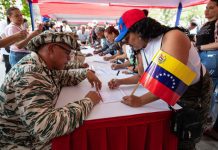Tras llamado de Maduro, venezolanos se enlistan en reserva militar ante envío de barcos estadounidenses