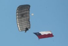 Parada Militar 2025 inaugura desfile con salto histórico de paracaidistas