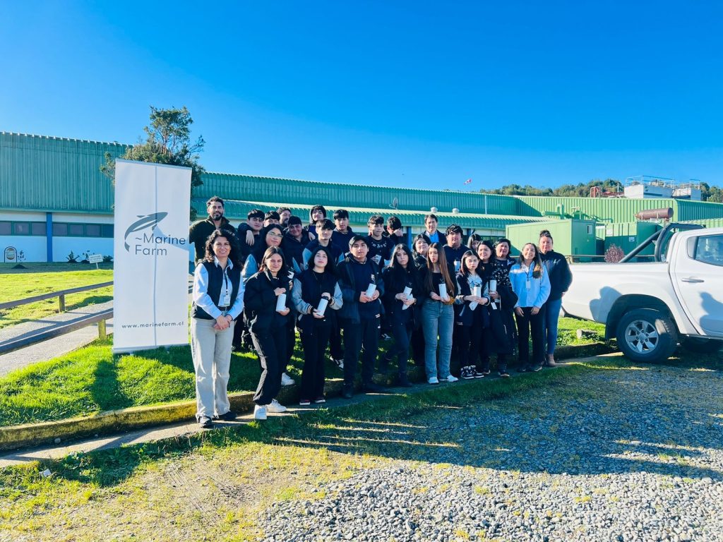 Estudiantes del Liceo Polivalente de Queilen conocen procesos productivos en planta de Marine Farm