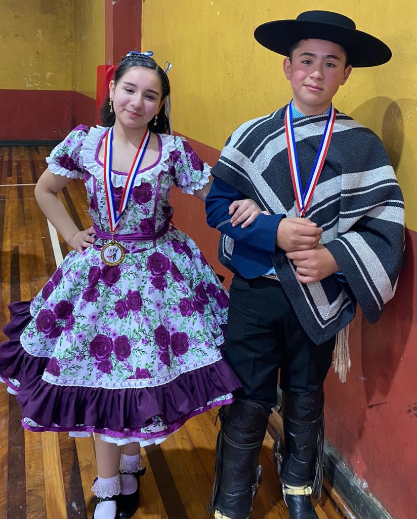 Pareja de jóvenes del Liceo Carmela Carvajal gana campeonato provincial de cueca infantil
