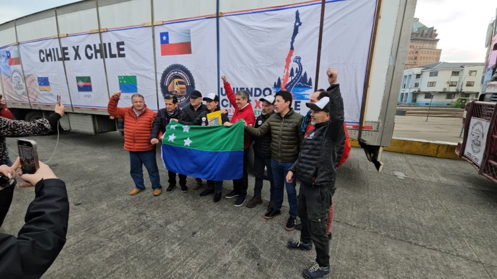 Camioneros que piden conectividad total por la Patagonia llegaron a Puerto Montt y mañana arriban a La Moneda