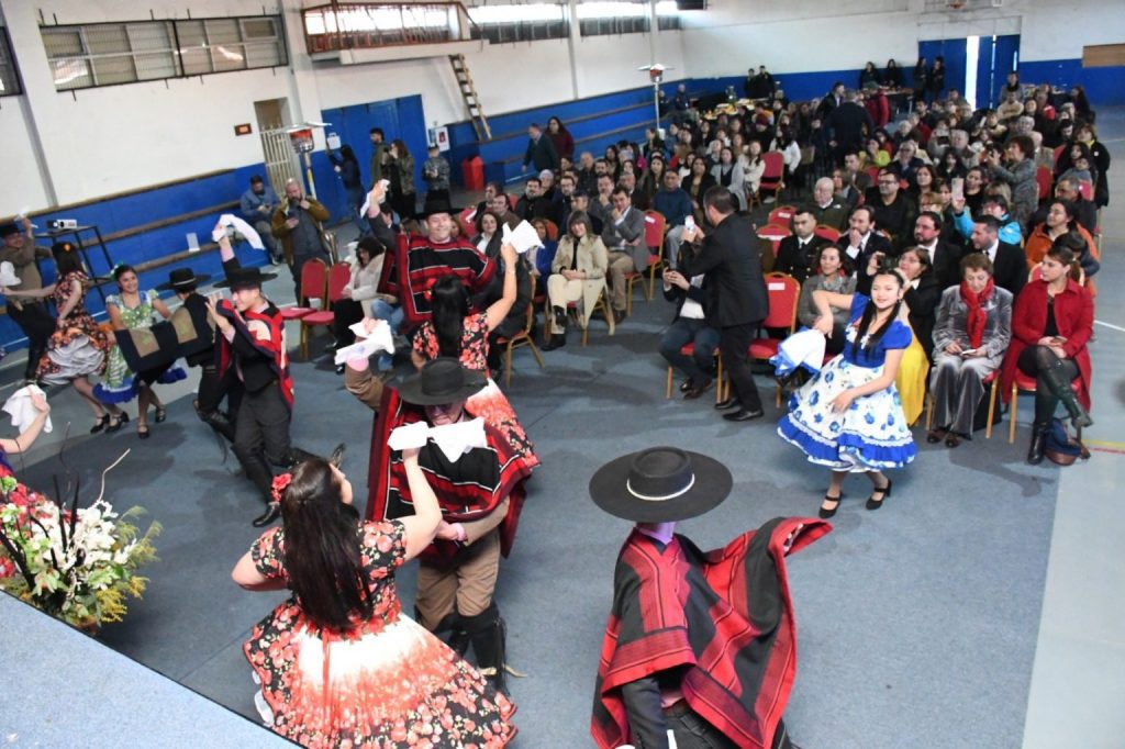 Reconocimientos a vecinos y música en vivo marcaron el Aniversario 84 de Futrono