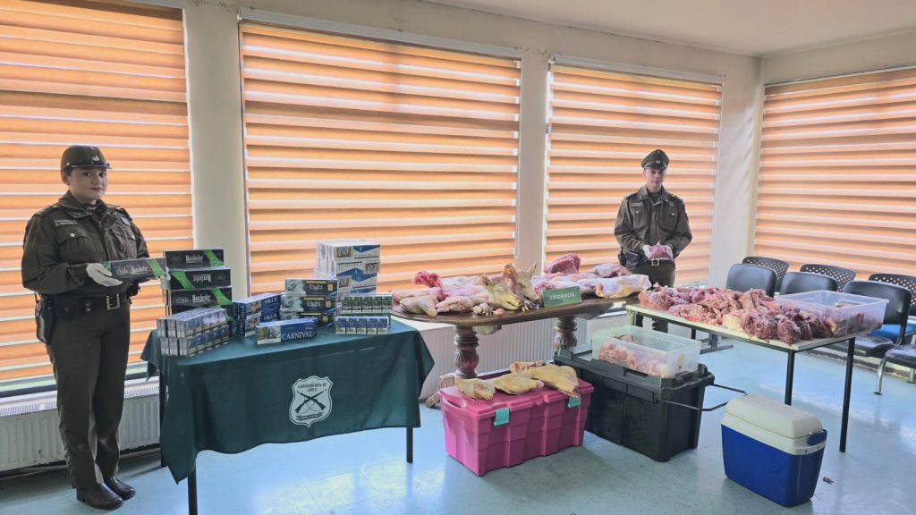 Carabineros de Osorno detiene a tres personas por venta ilegal de carne y cigarrillos en feria de Rahue Alto