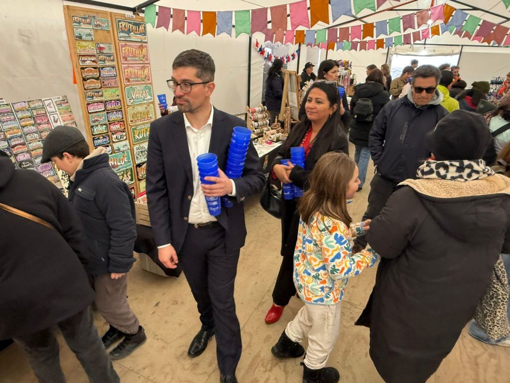 Frutillar innova con vasos reutilizables en sus fondas de Fiestas Patrias 2025