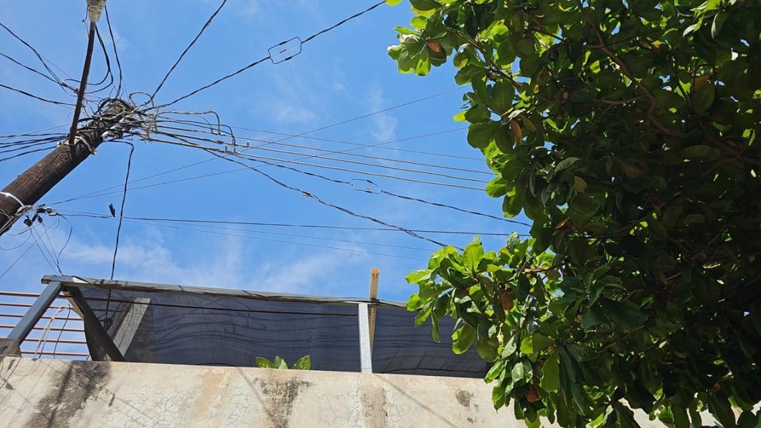 poste-cfe-cableado-cerca-barandal-casa-2