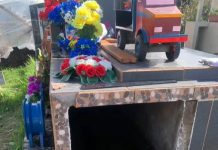 Por promesa, amigos cambiaron de tumba restos de joven chilote: Familia del fallecido acusó exhumación ilegal