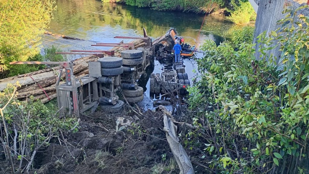 Rescatan a conductor de camión de carga que cayó desde un puente al río Calcurrupe en Lago Ranco